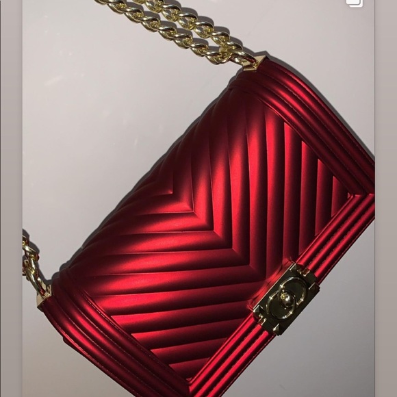 Cute quilted bags with long gold chain. Versatile styling. Available in 3 colors - Picture 2 of 2